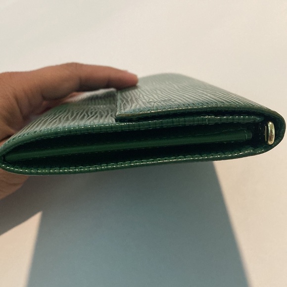 Louis Vuitton Green Epi Wallet - Picture 3 of 8